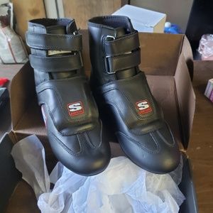 Brand new pair a racing boots  Great value Size 9